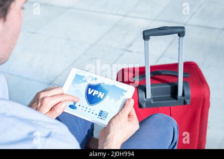 Sichere VPN-Verbindung für Geschäftsreisen. Person, die die Virtual Private Network-Technologie auf einem Tablet-Computer verwendet, um einen verschlüsselten Tunnel zum Remote-Server zu erstellen Stockfoto