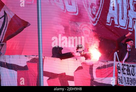 firo: 03/19/2022 Fuvuball, Fußball, 2. Bundesliga, Saison 2021/2022, F95 Fortuna Dvºsseldorf, Düsseldorf - HSV Hamburg Hamburg Hamburg, HSV Hamburg Hamburg Hamburg Ultras zurück, Fans mit bengalischem Feuerwerk Stockfoto