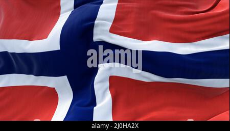 Detail der Nationalflagge Norwegens, die im Wind fliegt. Stockfoto