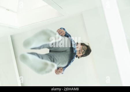 Niedriger Winkel einer muslimischen arabischen Frau Stockfoto