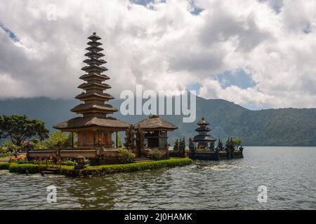 Pura Ulun Danu Beratan Tempel am Bratan See mit einem dramatischen bewölkten Himmel. Bedugul, Bali, Indonesien. Stockfoto