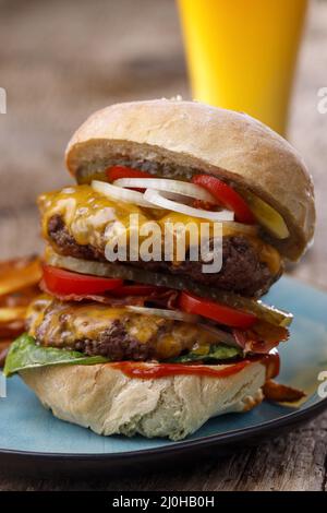 Hausgemachter Cheeseburger auf Holz Stockfoto