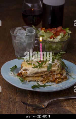 Italienische Lasagne auf blauem Teller Stockfoto