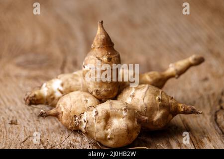 Jerusalem Artischocke auf dunklem Holz Stockfoto