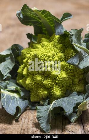 Nahaufnahme von rohem romanesco auf Grün Stockfoto