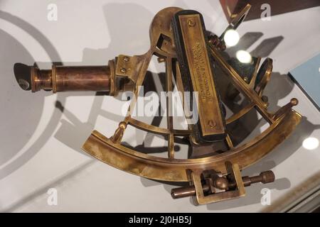 Key West, Florida, USA - 22. Februar 2022 - Ein Sextant, der vom Personal des Leuchtturms verwendet wird, um Winkelabstände zwischen Objekten zu messen, um sie abzuschrecken Stockfoto