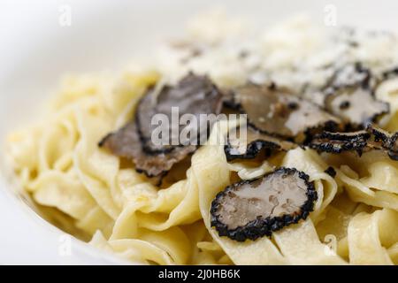 Schwarzer Trüffel auf hausgemachter Pasta Stockfoto