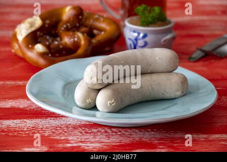 Bayerische Kalbswurst auf rotem Hintergrund Stockfoto