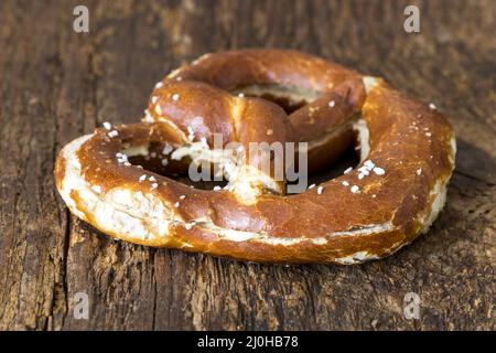 Bayerische Butterbrezel auf dunklem Holz Stockfoto