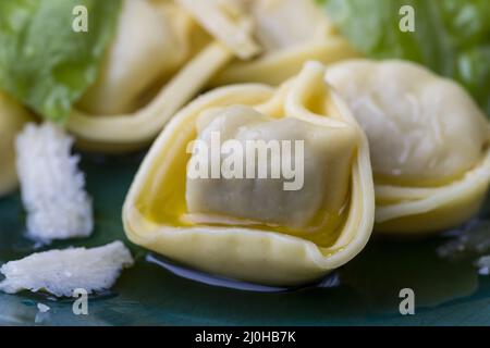 Tortellini Pasta mit Parmesankäse auf dem Teller Stockfoto