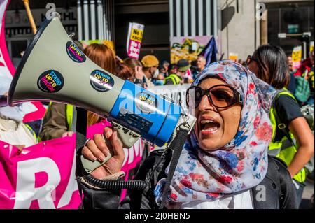 London, Großbritannien. 19. März 2022. Im Rahmen einer nationalen Demonstration ein Marsch gegen Rassismus am UN-Anti-Rassismus-Tag 2022. Der marsch beginnt vor der BBC auf dem Langham Place und wurde von Say No to Racism organisiert, der von mehreren Gewerkschaften unterstützt wurde. Kredit: Guy Bell/Alamy Live Nachrichten Stockfoto