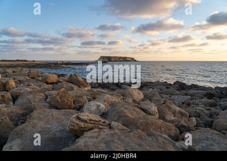 Zypern schöne malerische Aussicht Agios Georgios Insel am Abend bei Sonnenuntergang. Akamas. Kirche und Hafen von Agios Georgios, Akamas, Paph Stockfoto