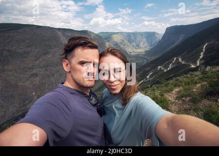 Paar Selfie auf der Spitze des Altai-Berges Stockfoto
