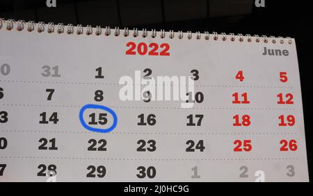 Nahaufnahme einer Papierkalenderseite mit einem markierten Datum vom 15. Juni 2022, eine Erinnerung für Sie. Stockfoto