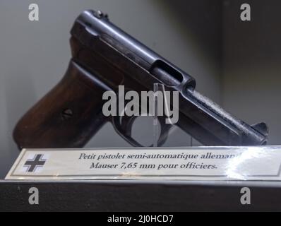 Batz sur Mer, Frankreich - 2. März 2022: Das Grand Blockhaus ist ein ehemaliger Bunker der Atlantikmauer, der in ein Museum umgewandelt wurde. Mauser 7,65mm für Offiziere. Selecti Stockfoto