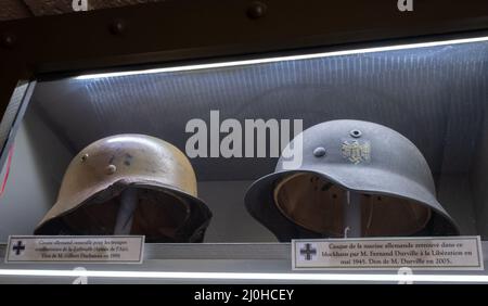 Batz sur Mer, Frankreich - 2. März 2022: Das Grand Blockhaus ist ein ehemaliger Bunker der Atlantikmauer, der in ein Museum umgewandelt wurde. Helme der Luftwaffe und der Kriegsmarine. Stockfoto