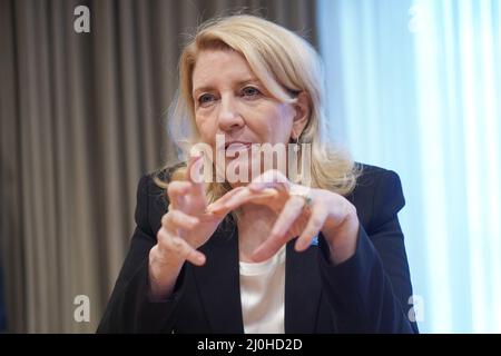 Berlin, Deutschland. 18. März 2022. Catherine Russell, Direktorin des UN-Kinderhilfswerks UNICEF, nahm während eines Interviews mit dpa auf. Quelle: Jörg Carstensen/dpa/Alamy Live News Stockfoto