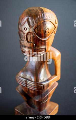 Traditioneller polynesischer Tiki aus Holz von den Marquesas-Inseln Stockfoto