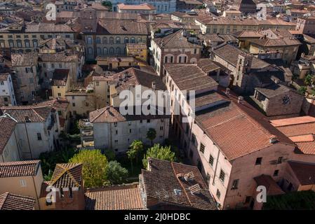 Stadtbild mit Dächern von Lucca Stadt vom Torre Ginigi Turm. Toskana Mittelitalien Stockfoto