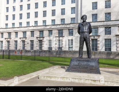 Statue von Bernard Montgomery, 1. Viscount Montgomery von Alamein vor Whitehall in London, England, Großbritannien Stockfoto