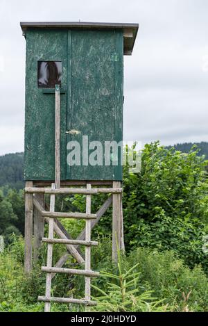 Hoher Sitz für Jäger als Versteck im Jagdgebiet - hoher Stand Stockfoto