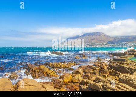 False Bay raue Küstenlandschaft Stadt Kapstadt Südafrika. Stockfoto