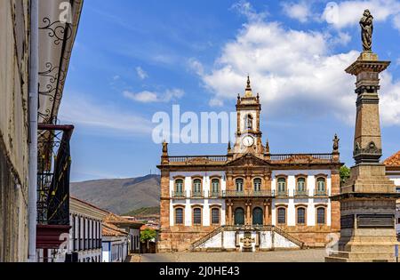 Der Hauptplatz von Ouro Preto mit seinen historischen Gebäuden und Denkmälern Stockfoto