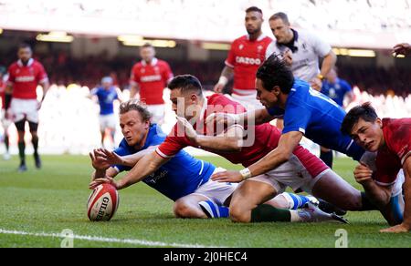 Der walisische Owen Watkin trifft den Ball beim Guinness Six Nations-Spiel im Fürstentum Stadium in Cardiff. Bilddatum: Samstag, 19. März 2022. Stockfoto