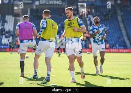 Huddersfield, Großbritannien. 19. März 2022. Die Spieler von Huddersfield Town beginnen am 3/19/2022 in Huddersfield, Großbritannien, ihr Aufwärmen. (Foto von Simon Whitehead/News Images/Sipa USA) Quelle: SIPA USA/Alamy Live News Stockfoto