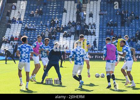 Huddersfield, Großbritannien. 19. März 2022. Die Spieler von Huddersfield Town beginnen am 3/19/2022 in Huddersfield, Großbritannien, ihr Aufwärmen. (Foto von Simon Whitehead/News Images/Sipa USA) Quelle: SIPA USA/Alamy Live News Stockfoto