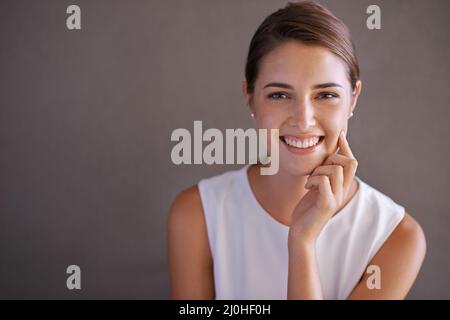 Schönheit wieder ins Geschäft bringen. Porträt einer schönen jungen Geschäftsfrau. Stockfoto