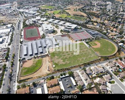 Luftaufnahme von San Marcos Nachbarschaft mit Schule und Sportplatz, San Diego Stockfoto