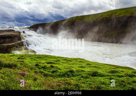 Der rauschende Wasserfall Stockfoto