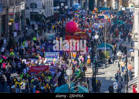 London, Großbritannien. 19. März 2022. Hunderte von Menschen marschieren vom Portland Place zum Trafalgar Square. Sie stehen für Gleichheit und sind gegen Hass und Rassismus. Kredit: Mark Thomas/Alamy Live Nachrichten Stockfoto