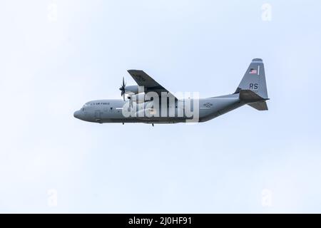 RAF Fairford, Gloucestershire, England AC C130 United States Airforce Frachtflugzeug hebt auf der RIAT Airshow in Fairford England ab. Durchführen eines Vorbeifluges Stockfoto