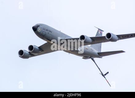 RAF Fairford, Gloucestershire, England Juli 15. 2017 USAF Boeing KC-135R Stratotanker macht einen Flipast auf der Landebahn, wobei der Tankboom verlängert wird. Stockfoto