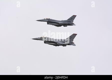 Military F16 Falcon-Kampfflugzeuge fliegen in Formation beim Royal International Air Tattoo aus der Nähe durch die Luft. Royal Air Force Fairford Stockfoto