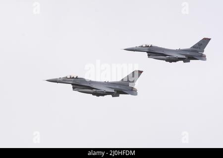 Military F16 Falcon-Kampfflugzeuge fliegen in Formation beim Royal International Air Tattoo aus der Nähe durch die Luft. Royal Air Force Fairford Stockfoto