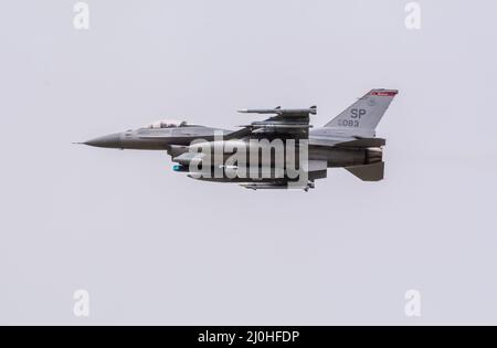 Military F16 Falcon-Kampfflugzeuge fliegen in Formation beim Royal International Air Tattoo aus der Nähe durch die Luft. Royal Air Force Fairford Stockfoto