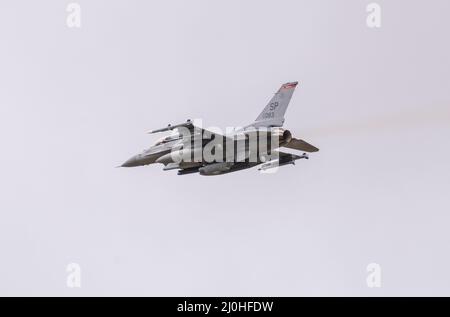 Military F16 Falcon-Kampfflugzeuge fliegen in Formation beim Royal International Air Tattoo aus der Nähe durch die Luft. Royal Air Force Fairford Stockfoto