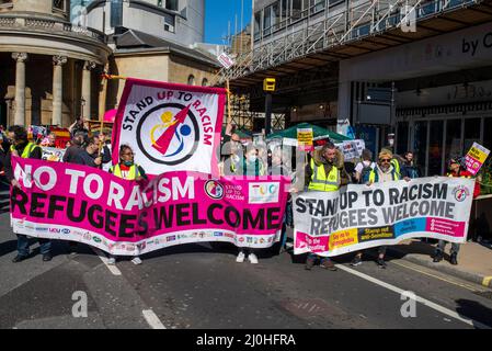 Westminster, London, Großbritannien. 19. März 2022. Am UN-Anti-Rassismus-Tag finden in vielen Städten Proteste statt, eine davon beginnt am Portland Place in London mit Themen wie dem feindlichen Umfeld für Flüchtlinge und Migranten und dem institutionellen Rassismus, der durch die jüngsten Ereignisse, einschließlich der Ukraine, hervorgehoben wird. Der marsch führt zur Downing Street und zum Parliament Square. Banner zur Begrüßung der Flüchtlinge Stockfoto