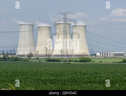 Kühltürme des Kernkraftwerks Jaslovske Bohunice , Slowakei mit bewölktem Himmel im Hintergrund. Kernkraftwerk. Stockfoto