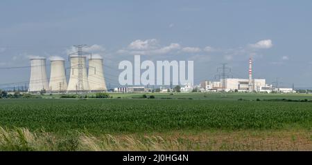 Kühltürme des Kernkraftwerks Jaslovske Bohunice , Slowakei mit bewölktem Himmel im Hintergrund. Kernkraftwerk. Stockfoto