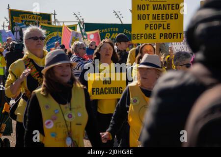 Blackpool, Großbritannien. 19. März 2022. Die Demonstranten halten während der Demonstration Plakate, auf denen ihre Meinung zum Ausdruck kommt. Die Demonstranten versammelten sich vor den Wintergärten, von denen aus die konservative Frühjahrstagung stattfand, um gegen viele verschiedene Themen zu protestieren, von Fracking bis zur Verurteilung durch die Polizei und dem Kriminalitätsgesetz. Kredit: SOPA Images Limited/Alamy Live Nachrichten Stockfoto