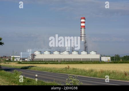 Gas-Dampf-Kombikraftwerk Malzenice, Slowakei. Das Kraftwerk verbrennt Erdgas. Stockfoto