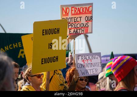 Blackpool, Großbritannien. 19. März 2022. Die Demonstranten halten während der Demonstration Plakate, auf denen ihre Meinung zum Ausdruck kommt. Die Demonstranten versammelten sich vor den Wintergärten, von denen aus die konservative Frühjahrstagung stattfand, um gegen viele verschiedene Themen zu protestieren, von Fracking bis zur Verurteilung durch die Polizei und dem Kriminalitätsgesetz. Kredit: SOPA Images Limited/Alamy Live Nachrichten Stockfoto