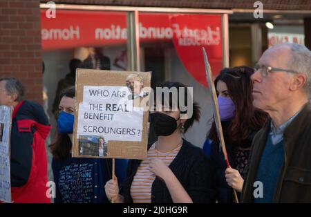 Blackpool, Großbritannien. 19. März 2022. Ein Protestler hält während der Demonstration ein Schild. Die Demonstranten versammelten sich vor den Wintergärten, von denen aus die konservative Frühjahrstagung stattfand, um gegen viele verschiedene Themen zu protestieren, von Fracking bis zur Verurteilung durch die Polizei und dem Kriminalitätsgesetz. Kredit: SOPA Images Limited/Alamy Live Nachrichten Stockfoto