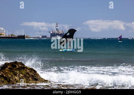 Windsurfer Windsurfen auf blauem Meer auf El Medano, Teneriffa, Kanarische Inseln, Spanien Stockfoto