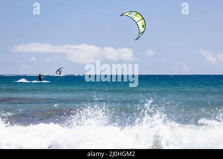 Kitesurfer auf blauem Meer auf El Medano, Teneriffa, Kanarische Inseln, Spanien Stockfoto