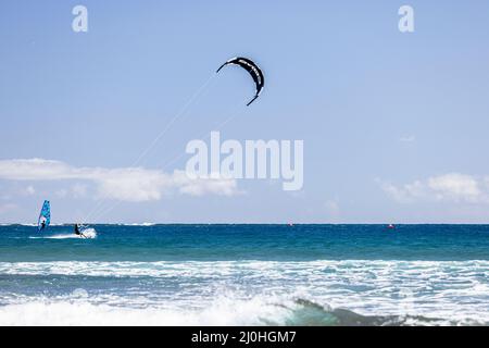 Kitesurfer auf blauem Meer auf El Medano, Teneriffa, Kanarische Inseln, Spanien Stockfoto